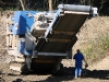 In der riesigen Schreddermaschine werden die Betonelemente zu kleinen Kieseln zermahlen.