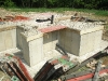 Bereits im Mai wird das Fundament für die Eingangsskulptur gegossen, die im Herbst - erneut unter Mitarbeit ungelernter junger Menschen - gebaut wird.