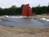 Mitte Juni 2012 wird die Teichfolie verlegt. Bald wird der Löschteich geflutet - dann steht die Skulptur endlich im Wasser.